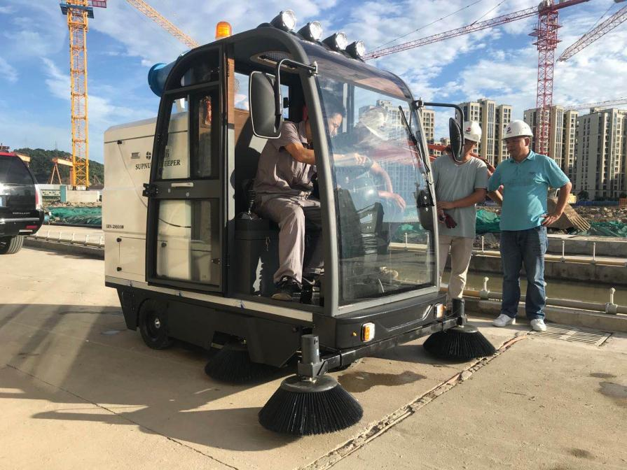 嵊州龙海市电动清扫车：现代城市清洁的新解决方案